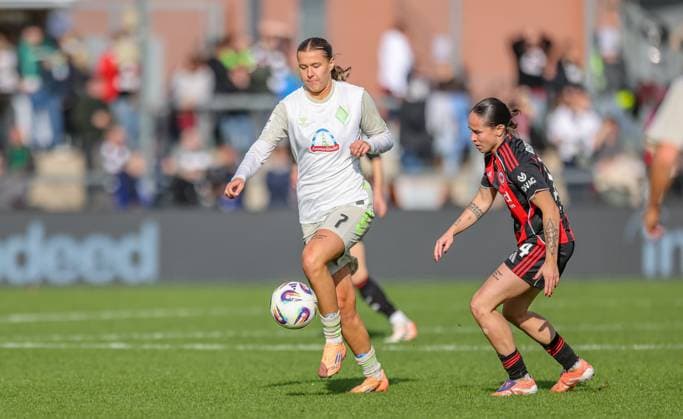 DEU, Frankfurt, Eintracht Frankfurt vs Werder Bremen, Google Pixel Frauen Bundesliga, DFB, Saison 2526, Stadion am Bretanobad, 7. Spieltag im Bild v.l.n.r: Larissa Mühlhaus (Werder Bremen 7), GÃ raldine Reuteler (Eintracht Frankfurt 14) DFB DFL REGULATIONS PROHIBIT ANY USE OF PHOTOGRAPHS AS IMAGE SEQUENCES AND OR QUASI-VIDEO, 19.10.2025 Copyright: HMBxMedia HendrikxHamelau