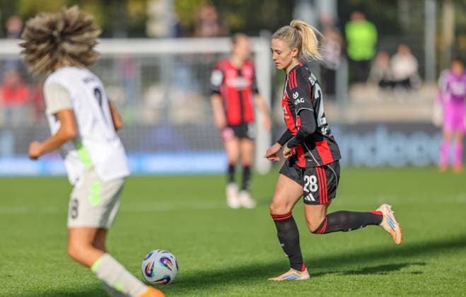 DEU, Frankfurt, Eintracht Frankfurt vs Werder Bremen, Google Pixel Frauen Bundesliga, DFB, Saison 2526, Stadion am Bretanobad, 7. Spieltag im Bild v.l.n.r: Amira Arfaoui (Werder Bremen 8), Rebecka Blomqvist (Eintracht Frankfurt 28) DFB DFL REGULATIONS PROHIBIT ANY USE OF PHOTOGRAPHS AS IMAGE SEQUENCES AND OR QUASI-VIDEO, 19.10.2025 Copyright: HMBxMedia HendrikxHamelau