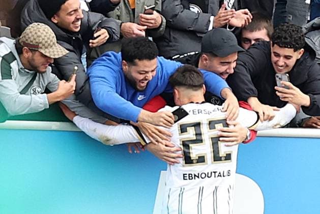19.10.2025, xrekx, Fussball 2.Bundesliga, SV Elversberg - SpVgg Greuther Fuerth v.l. Torjubel nach dem Tor zum celebrating the goal celebrate 4:0 durch Younes Ebnoutalib (SV 07 Elversberg) mit den Fans Familie (DFL DFB REGULATIONS PROHIBIT ANY USE OF PHOTOGRAPHS as IMAGE SEQUENCES and or QUASI-VIDEO) Elversberg