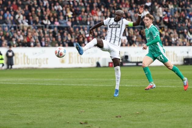 19.10.2025, xrekx, Fussball 2.Bundesliga, SV Elversberg - SpVgg Greuther Fuerth v.l. Amara CondÃ (SV 07 Elversberg) (DFL DFB REGULATIONS PROHIBIT ANY USE OF PHOTOGRAPHS as IMAGE SEQUENCES and or QUASI-VIDEO) Elversberg