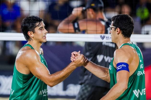 (251019) -- LAGUNA PROVINCE, Oct. 19, 2025 -- Javier Bello (L) and Joaquin Bello of England celebrate after scoring a point during the men s gold medal match between Alejandro Huerta Pastor Adrian Gavira Collado of Spain and Javier Bello Joaquin Bello of England at the Volleyball World Beach Pro Tour in Laguna Province, the Philippines, on Oct. 19, 2025. ) (SP)PHILIPPINES-LAGUNA PROVINCE-VOLLEYBALL-WORLD BEACH PRO TOUR ROUELLExUMALI 