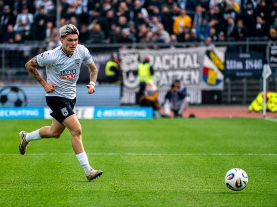 Niklas Koelle (SSV Ulm 1846, 32) mit Tempo am Ball, GER, SSV Ulm 1846 vs. FC Energie Cottbus, Fussball, 3. Liga, Spielzeit 2025 2026, 19.10.2025, DFB DFL regulations prohibit any use of photographs as image sequences and or quasi-video. GER, SSV Ulm 1846 vs. FC Energie Cottbus, Fussball, 3. Liga, Spielzeit 2025 2026, 19.10.2025 Ulm Copyright: xMichaelxSchmidt Eibner-Pressefotx EP_MST
