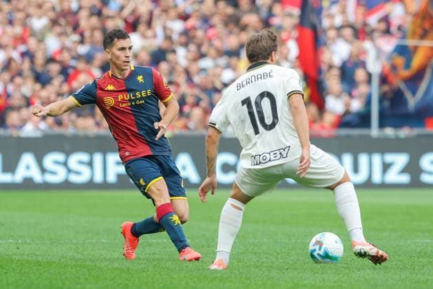 GenoaÕs Patrizio Masini fights for the ball with ParmaÕs Adrian Bernabe during the Serie A soccer match between Genoa and Parma at the Luigi Ferraris Stadium in Genoa, Italy - Sunday, October 19, 2025. - Soccer .  Copyright: xTanoxPecoraro LaPressex