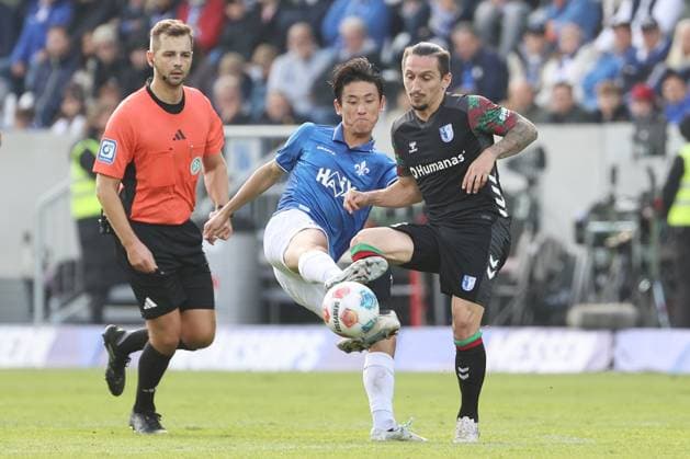 19.10.2025, xtvx, Fussball 2.Bundesliga, SV Darmstadt 98 - 1.FC Magdeburg v.l. Zweikampf, Duell, duel, tackle, compete Hiroki Akiyama (SV Darmstadt 98) Baris Atik (1. FC Magdeburg) (DFL DFB REGULATIONS PROHIBIT ANY USE OF PHOTOGRAPHS as IMAGE SEQUENCES and or QUASI-VIDEO) Darmstadt