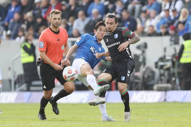 19.10.2025, xtvx, Fussball 2.Bundesliga, SV Darmstadt 98 - 1.FC Magdeburg v.l. Zweikampf, Duell, duel, tackle, compete Hiroki Akiyama (SV Darmstadt 98) Baris Atik (1. FC Magdeburg) (DFL DFB REGULATIONS PROHIBIT ANY USE OF PHOTOGRAPHS as IMAGE SEQUENCES and or QUASI-VIDEO) Darmstadt