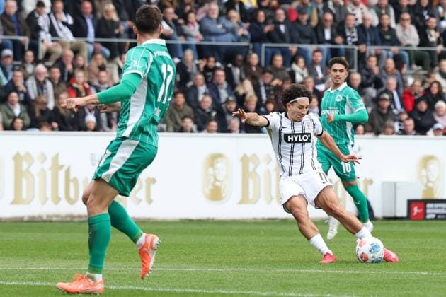 19.10.2025, xrekx, Fussball 2.Bundesliga, SV Elversberg - SpVgg Greuther Fuerth v.l. Torschuss zum 5:0 durch Jason Ceka (SV 07 Elversberg) (DFL DFB REGULATIONS PROHIBIT ANY USE OF PHOTOGRAPHS as IMAGE SEQUENCES and or QUASI-VIDEO) Elversberg