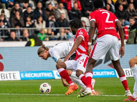 Dennis Chessa (SSV Ulm 1846, 11) im Zweikampf mit Anderson Lucoqui (FC Energie Cottbus, 24), GER, SSV Ulm 1846 vs. FC Energie Cottbus, Fussball, 3. Liga, Spielzeit 2025 2026, 19.10.2025, DFB DFL regulations prohibit any use of photographs as image sequences and or quasi-video. GER, SSV Ulm 1846 vs. FC Energie Cottbus, Fussball, 3. Liga, Spielzeit 2025 2026, 19.10.2025 Ulm Copyright: xMichaelxSchmidt Eibner-Pressefotx EP_MST