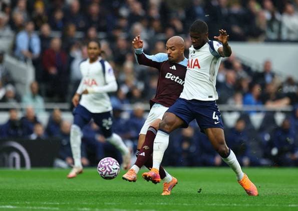 Kevin Danso of Tottenham Hotspur wins the ball from Donyell Malen of Aston Villa Tottenham Hotspur v Aston Villa, Premier League, Football, Tottenham Hotspur Stadium, London, UK - 19 Oct 2025London Tottenham Hotspur Stadium United Kingdom EDITORIAL USE ONLY No use with unauthorised audio, video, data, fixture lists, club league logos or live services. Online in-match use limited to 120 images, no video emulation. No use in betting, games or single club league player publications. Copyright: xMichaelxZemanek Shutterstockx 15545865l