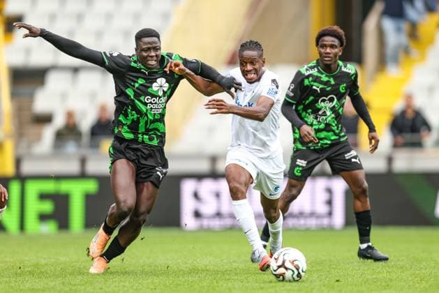 Cercle s Oumar Diakite and Genk s Joris Kayembe fight for the ball during a soccer match between Cercle Brugge and KRC Genk, Sunday 19 October 2025 in Brugge, on day 11 of the 2025-2026 Jupiler Pro League first division of the Belgian championship. BRUNOxFAHY  x137288129x