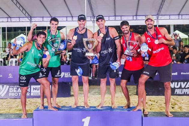 (251019) -- LAGUNA PROVINCE, Oct. 19, 2025 -- Medalists in the men s category pose with their trophies during the awarding ceremony at the Volleyball World Beach Pro Tour in Laguna Province, the Philippines, Oct. 19, 2025. ) (SP)PHILIPPINES-LAGUNA PROVINCE-VOLLEYBALL-WORLD BEACH PRO TOUR ROUELLExUMALI 