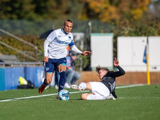 Fussball, Herren, Saison 2025 2026, Regionalliga Nordost (12. Spieltag), Hertha BSC II - Chemnitzer FC, v.l. Änis Ben-Hatira (Hertha II), Julius Bochmann (Chemnitzer FC), 19.10. 2025, Copyright: xSebastianxRäppold MatthiasxKochx