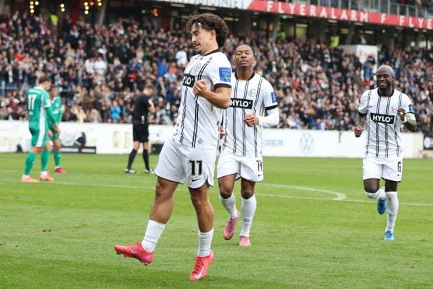 19.10.2025, xrekx, Fussball 2.Bundesliga, SV Elversberg - SpVgg Greuther Fuerth v.l. Torjubel nach dem Tor zum celebrating the goal celebrate 5:0 durch Jason Ceka (SV 07 Elversberg) (DFL DFB REGULATIONS PROHIBIT ANY USE OF PHOTOGRAPHS as IMAGE SEQUENCES and or QUASI-VIDEO) Elversberg