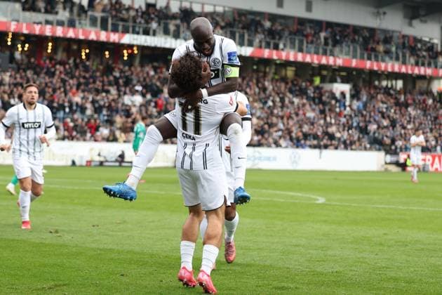 19.10.2025, xrekx, Fussball 2.Bundesliga, SV Elversberg - SpVgg Greuther Fuerth v.l. Torjubel nach dem Tor zum celebrating the goal celebrate 5:0 durch Jason Ceka (SV 07 Elversberg) mit Amara CondÃ (SV 07 Elversberg) (DFL DFB REGULATIONS PROHIBIT ANY USE OF PHOTOGRAPHS as IMAGE SEQUENCES and or QUASI-VIDEO) Elversberg