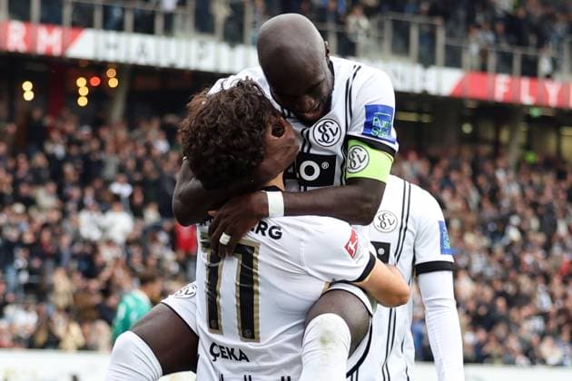 19.10.2025, xrekx, Fussball 2.Bundesliga, SV Elversberg - SpVgg Greuther Fuerth v.l. Torjubel nach dem Tor zum celebrating the goal celebrate 5:0 durch Jason Ceka (SV 07 Elversberg) mit Amara CondÃ (SV 07 Elversberg) (DFL DFB REGULATIONS PROHIBIT ANY USE OF PHOTOGRAPHS as IMAGE SEQUENCES and or QUASI-VIDEO) Elversberg