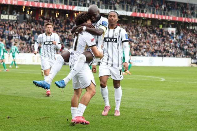 19.10.2025, xrekx, Fussball 2.Bundesliga, SV Elversberg - SpVgg Greuther Fuerth v.l. Torjubel nach dem Tor zum celebrating the goal celebrate 5:0 durch Jason Ceka (SV 07 Elversberg) mit Amara CondÃ (SV 07 Elversberg) (DFL DFB REGULATIONS PROHIBIT ANY USE OF PHOTOGRAPHS as IMAGE SEQUENCES and or QUASI-VIDEO) Elversberg