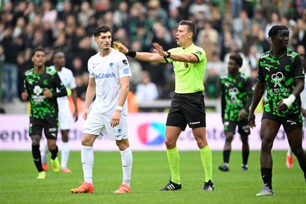 Cercle Brugge v KRC Genk - Jupiler Pro League BRUGGE, BELGIUM - OCTOBER 19 : Referee De Cremer Wesli issues instructions during the Jupiler Pro League match between Cercle Brugge and KRC Genk on October 19, 2025 in Brugge, Belgium, 19 10 2025 Brugge Belgium  Copyright: xNicoxVereeckenx