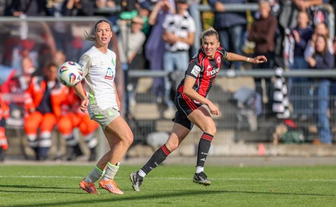DEU, Frankfurt, Eintracht Frankfurt vs Werder Bremen, Google Pixel Frauen Bundesliga, DFB, Saison 2526, Stadion am Bretanobad, 7. Spieltag im Bild v.l.n.r: Juliane Wirtz (Werder Bremen 28) kann die Flanke von Laura Freigang (Eintracht Frankfurt 10) nicht verhindern DFB DFL REGULATIONS PROHIBIT ANY USE OF PHOTOGRAPHS AS IMAGE SEQUENCES AND OR QUASI-VIDEO, 19.10.2025 Copyright: HMBxMedia HendrikxHamelau