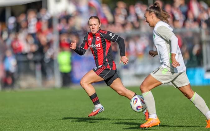 DEU, Frankfurt, Eintracht Frankfurt vs Werder Bremen, Google Pixel Frauen Bundesliga, DFB, Saison 2526, Stadion am Bretanobad, 7. Spieltag im Bild v.l.n.r: Lisanne Gräwe (Eintracht Frankfurt 8), Maja Sternad (Werder Bremen 11) DFB DFL REGULATIONS PROHIBIT ANY USE OF PHOTOGRAPHS AS IMAGE SEQUENCES AND OR QUASI-VIDEO, 19.10.2025 Copyright: HMBxMedia HendrikxHamelau