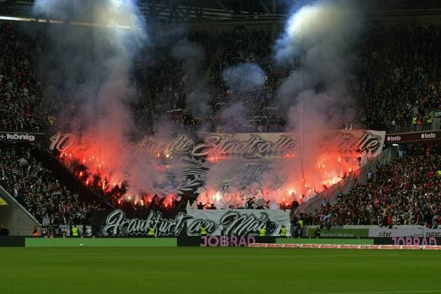 19.10.2025, xblx, Fussball 1.Bundesliga, SC Freiburg - Eintracht Frankfurt v.l. Fans Eintracht Frankfurt, Stimmung, Schals, zuenden Pyrotechnik, Benglos, Rauch, Nebel, Feuerwerk (DFL DFB REGULATIONS PROHIBIT ANY USE OF PHOTOGRAPHS as IMAGE SEQUENCES and or QUASI-VIDEO) Freiburg