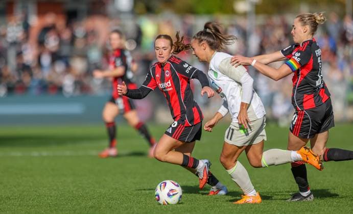 DEU, Frankfurt, Eintracht Frankfurt vs Werder Bremen, Google Pixel Frauen Bundesliga, DFB, Saison 2526, Stadion am Bretanobad, 7. Spieltag im Bild v.l.n.r: Lisanne Gräwe (Eintracht Frankfurt 8), Maja Sternad (Werder Bremen 11) DFB DFL REGULATIONS PROHIBIT ANY USE OF PHOTOGRAPHS AS IMAGE SEQUENCES AND OR QUASI-VIDEO, 19.10.2025 Copyright: HMBxMedia HendrikxHamelau