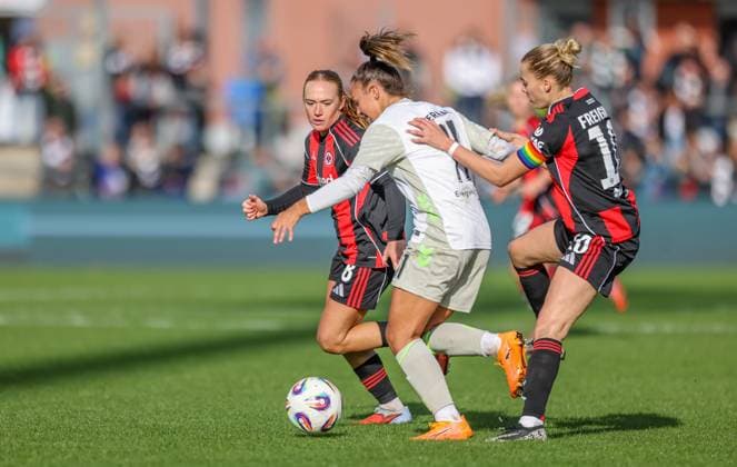 DEU, Frankfurt, Eintracht Frankfurt vs Werder Bremen, Google Pixel Frauen Bundesliga, DFB, Saison 2526, Stadion am Bretanobad, 7. Spieltag im Bild v.l.n.r: Lisanne Gräwe (Eintracht Frankfurt 8), Maja Sternad (Werder Bremen 11) DFB DFL REGULATIONS PROHIBIT ANY USE OF PHOTOGRAPHS AS IMAGE SEQUENCES AND OR QUASI-VIDEO, 19.10.2025 Copyright: HMBxMedia HendrikxHamelau