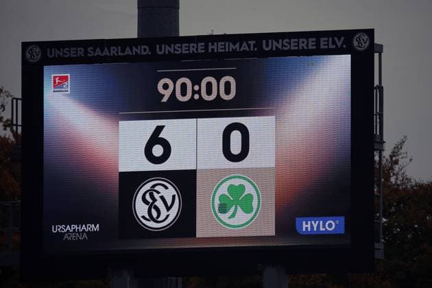 19.10.2025, xmohx, Fussball 2.Bundesliga, SV Elversberg - SpVgg Greuther Fuerth v.l. Endergebnis auf der Anzeigetafel (DFL DFB REGULATIONS PROHIBIT ANY USE OF PHOTOGRAPHS as IMAGE SEQUENCES and or QUASI-VIDEO) Elversberg