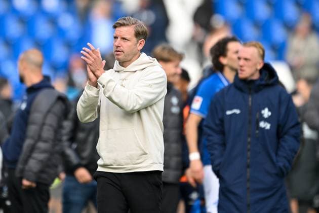 Florian Kohfeldt (SV Darmstadt 1898, Chef‘Trainer) bedankt sich bei den Fans, GER, SV Darmstadt 98 vs 1. FC Magdeburg Fussball, 2. Bundesliga, 9. Spieltag, Spielzeit 2025 2026, 19.10.2025. DFL REGULATIONS PROHIBIT ANY USE OF PHOTOGRAPHS AS IMAGE SEQUENCES AND OR QUASI-VIDEO GER, SV Darmstadt 98 vs 1. FC Magdeburg Fussball, 2. Bundesliga, 9. Spieltag, Spielzeit 2025 2026, 19.10.2025. Darmstadt
