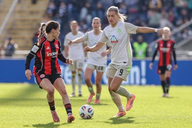 v.li.: Ereleta Memeti (Eintracht Frankfurt, 27) und Medina Desic (SV Werder Bremen, 9) im Zweikampf, Duell, Dynamik, Aktion, Action, Spielszene, DIE DFB-RICHTLINIEN UNTERSAGEN JEGLICHE NUTZUNG VON FOTOS ALS SEQUENZBILDER UND ODER VIDEOÄHNLICHE FOTOSTRECKEN. DFB REGULATIONS PROHIBIT ANY USE OF PHOTOGRAPHS AS IMAGE SEQUENCES AND OR QUASI-VIDEO., 19.10.2025, Frankfurt am Main (Deutschland), Fussball, Google Pixel Frauen-Bundesliga, Eintracht Frankfurt - SV Werder Bremen