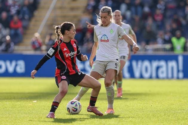 v.li.: Ereleta Memeti (Eintracht Frankfurt, 27) und Medina Desic (SV Werder Bremen, 9) im Zweikampf, Duell, Dynamik, Aktion, Action, Spielszene, DIE DFB-RICHTLINIEN UNTERSAGEN JEGLICHE NUTZUNG VON FOTOS ALS SEQUENZBILDER UND ODER VIDEOÄHNLICHE FOTOSTRECKEN. DFB REGULATIONS PROHIBIT ANY USE OF PHOTOGRAPHS AS IMAGE SEQUENCES AND OR QUASI-VIDEO., 19.10.2025, Frankfurt am Main (Deutschland), Fussball, Google Pixel Frauen-Bundesliga, Eintracht Frankfurt - SV Werder Bremen