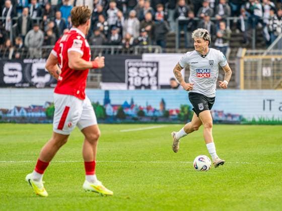 Niklas Koelle (SSV Ulm 1846, 32) am Ball, GER, SSV Ulm 1846 vs. FC Energie Cottbus, Fussball, 3. Liga, Spielzeit 2025 2026, 19.10.2025, DFB DFL regulations prohibit any use of photographs as image sequences and or quasi-video. GER, SSV Ulm 1846 vs. FC Energie Cottbus, Fussball, 3. Liga, Spielzeit 2025 2026, 19.10.2025 Ulm Copyright: xMichaelxSchmidt Eibner-Pressefotx EP_MST