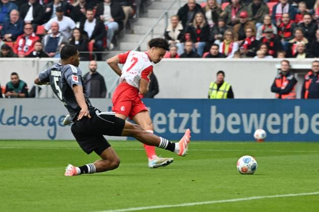 19.10.2025, xjhx, Fussball 1.Bundesliga, SC Freiburg - Eintracht Frankfurt v.l. Derry Scherhant (SC Freiburg) Torschuetze, erzielt das Tor, Treffer, scores the goal 1:0 Aurele Amenda (Eintracht Frankfurt) (DFL DFB REGULATIONS PROHIBIT ANY USE OF PHOTOGRAPHS as IMAGE SEQUENCES and or QUASI-VIDEO) Freiburg
