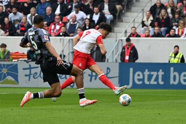 19.10.2025, xjhx, Fussball 1.Bundesliga, SC Freiburg - Eintracht Frankfurt v.l. Derry Scherhant (SC Freiburg) Torschuetze, erzielt das Tor, Treffer, scores the goal 1:0 Aurele Amenda (Eintracht Frankfurt) (DFL DFB REGULATIONS PROHIBIT ANY USE OF PHOTOGRAPHS as IMAGE SEQUENCES and or QUASI-VIDEO) Freiburg