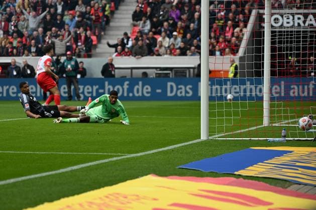 19.10.2025, xjhx, Fussball 1.Bundesliga, SC Freiburg - Eintracht Frankfurt v.l. Derry Scherhant (SC Freiburg) Torschuetze, erzielt das Tor, Treffer, scores the goal 1:0 Aurele Amenda (Eintracht Frankfurt) Kaua Santos (Eintracht Frankfurt) (DFL DFB REGULATIONS PROHIBIT ANY USE OF PHOTOGRAPHS as IMAGE SEQUENCES and or QUASI-VIDEO) Freiburg