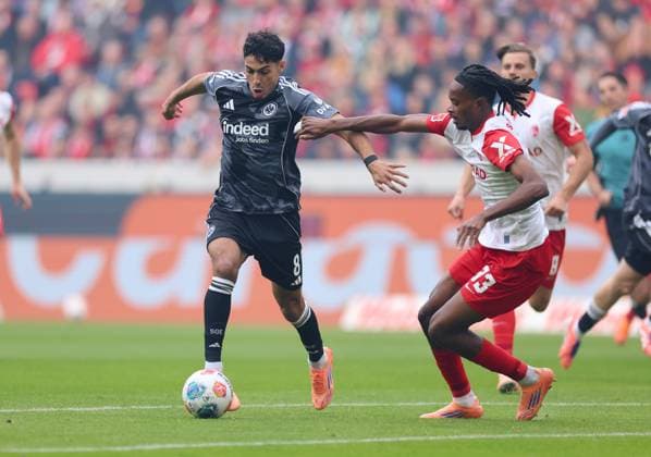 19.10.2025, Fussball Bundesliga, SC Freiburg - Eintracht Frankfurt, v.l., Fares Chaibi (Eintracht Frankfurt), Jordy Makengo (SC Freiburg) DFL DFB REGULATIONS PROHIBIT ANY USE OF PHOTOGRAPHS AS IMAGE SEQUENCES AND OR QUASI-VIDEO. xdcx Copyright: HMBxMedia Claus