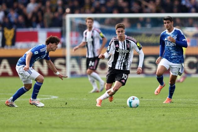 Serie A Como 1907 - Juventus Fc Kenan Yildiz of Juventus Fc in action during the Serie A match beetween Como 1907 and Juventus Fc at Stadio Giuseppe Sinigaglia on October 19 2025 in Milan Italy . Como Stadio Giuseppe Sinigaglia Italy Copyright: xMarcoxCanonierox
