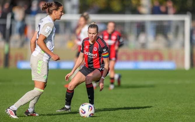 DEU, Frankfurt, Eintracht Frankfurt vs Werder Bremen, Google Pixel Frauen Bundesliga, DFB, Saison 2526, Stadion am Bretanobad, 7. Spieltag im Bild v.l.n.r: Hanna NÃ meth (Werder Bremen 23), Laura Freigang (Eintracht Frankfurt 10) DFB DFL REGULATIONS PROHIBIT ANY USE OF PHOTOGRAPHS AS IMAGE SEQUENCES AND OR QUASI-VIDEO, 19.10.2025 Copyright: HMBxMedia HendrikxHamelau