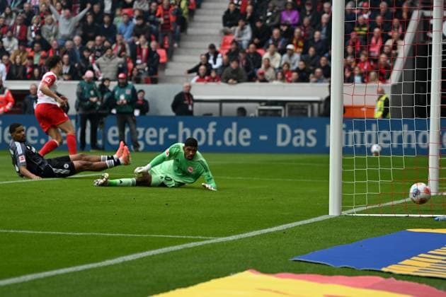 19.10.2025, xjhx, Fussball 1.Bundesliga, SC Freiburg - Eintracht Frankfurt v.l. Derry Scherhant (SC Freiburg) Torschuetze, erzielt das Tor, Treffer, scores the goal 1:0 Aurele Amenda (Eintracht Frankfurt) Kaua Santos (Eintracht Frankfurt) (DFL DFB REGULATIONS PROHIBIT ANY USE OF PHOTOGRAPHS as IMAGE SEQUENCES and or QUASI-VIDEO) Freiburg