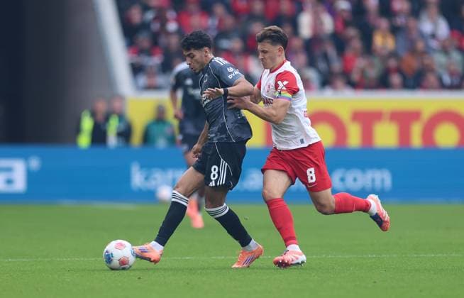 19.10.2025, Fussball Bundesliga, SC Freiburg - Eintracht Frankfurt, v.l., Fares Chaibi (Eintracht Frankfurt), Maximilian Eggestein (SC Freiburg) DFL DFB REGULATIONS PROHIBIT ANY USE OF PHOTOGRAPHS AS IMAGE SEQUENCES AND OR QUASI-VIDEO. xdcx Copyright: HMBxMedia Claus