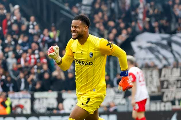 Noah Atubolu (SC Freiburg, 01) beim 1:0 , Deutschland, Fussball, 1. Bundesliga, 7.Spieltag, 2025 2026, SC Freiburg vs. Eintracht Frankfurt, 19.10.2025, Europa-Park Stadion, Freiburg im Breisgau, Deutschland Freiburg im Breisgau Europa-Park Stadion Baden-Württemberg Deutschland Copyright: xGrantxHubbsx