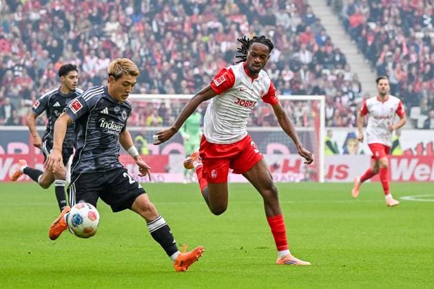Ritsu Doan (Eintracht Frankfurt, 20), Jordy Makengo (SC Freiburg, 33) im Laufduell um den Ball. GER, SC Freiburg - Eintracht Frankfurt, Fussball, Bundesliga, 7. Spieltag, Saison 2025 2026, 19.10.2025 DFL DFB REGULATIONS PROHIBIT ANY USE OF PHOTOGRAPHS AS IMAGE SEQUENCES AND OR QUASI-VIDEO GER, SC Freiburg - Eintracht Frankfurt, Fussball, Bundesliga, 7. Spieltag, Saison 2025 2026, 19.10.2025 Freiburg Copyright: xEibner-Pressefoto ThomasxHessx EP_THS