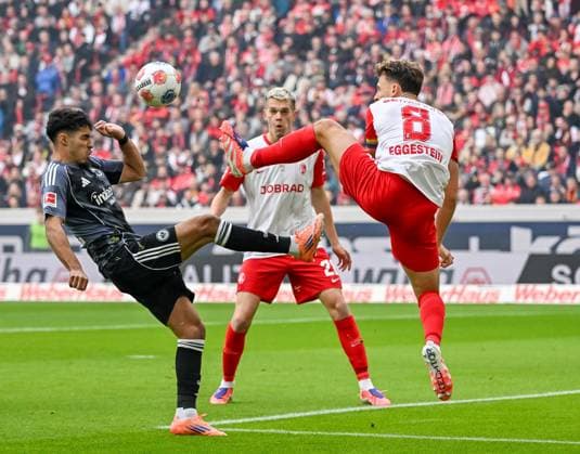 Fares Chaibi (Eintracht Frankfurt, 08), Maximilian Eggestein (SC Freiburg, 08) GER, SC Freiburg - Eintracht Frankfurt, Fussball, Bundesliga, 7. Spieltag, Saison 2025 2026, 19.10.2025 DFL DFB REGULATIONS PROHIBIT ANY USE OF PHOTOGRAPHS AS IMAGE SEQUENCES AND OR QUASI-VIDEO GER, SC Freiburg - Eintracht Frankfurt, Fussball, Bundesliga, 7. Spieltag, Saison 2025 2026, 19.10.2025 Freiburg Copyright: xEibner-Pressefoto ThomasxHessx EP_THS