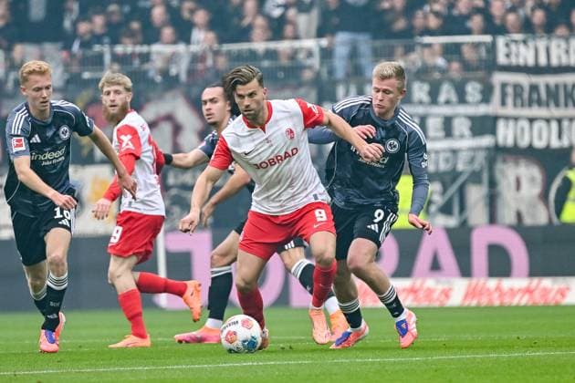 Lucas Hoeler (SC Freiburg, 09) am Ball und im Zweikampf mit Jonathan Burkardt (Eintracht Frankfurt, 09) GER, SC Freiburg - Eintracht Frankfurt, Fussball, Bundesliga, 7. Spieltag, Saison 2025 2026, 19.10.2025 DFL DFB REGULATIONS PROHIBIT ANY USE OF PHOTOGRAPHS AS IMAGE SEQUENCES AND OR QUASI-VIDEO GER, SC Freiburg - Eintracht Frankfurt, Fussball, Bundesliga, 7. Spieltag, Saison 2025 2026, 19.10.2025 Freiburg Copyright: xEibner-Pressefoto ThomasxHessx EP_THS