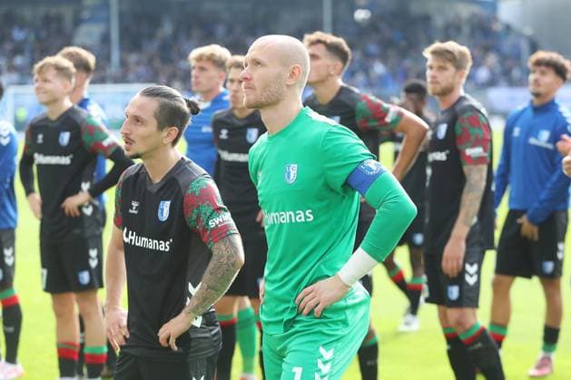 19.10.2025, xtvx, Fussball 2.Bundesliga, SV Darmstadt 98 - 1.FC Magdeburg v.l. Baris Atik (1. FC Magdeburg) Torwart Dominik Reimann (1. FC Magdeburg) bedankt sich bei den Fans, applauds the fans (DFL DFB REGULATIONS PROHIBIT ANY USE OF PHOTOGRAPHS as IMAGE SEQUENCES and or QUASI-VIDEO) Darmstadt