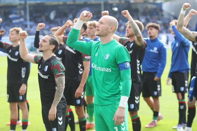 19.10.2025, xtvx, Fussball 2.Bundesliga, SV Darmstadt 98 - 1.FC Magdeburg v.l. Baris Atik (1. FC Magdeburg) Torwart Dominik Reimann (1. FC Magdeburg) bedankt sich bei den Fans, applauds the fans nach dem Spiel, after the match (DFL DFB REGULATIONS PROHIBIT ANY USE OF PHOTOGRAPHS as IMAGE SEQUENCES and or QUASI-VIDEO) Darmstadt