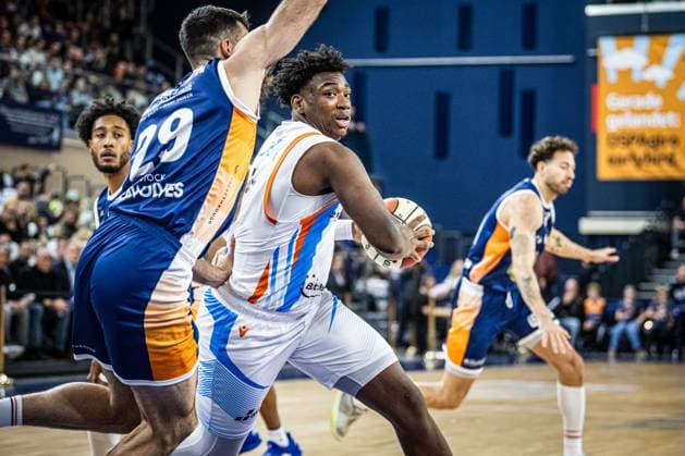 Rostock, Deutschland 19. Oktober 2025: 1.BBL - 2025 2026 - Rostock Seawolves vs. Science City Jena Im Bild: v.li. Owen Klassen (ROSTOCK SEAWOLVES) und Great Osobor (Science City Jena) Copyright: xFotostandx xVoelkerx