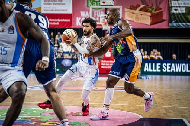 Rostock, Deutschland 19. Oktober 2025: 1.BBL - 2025 2026 - Rostock Seawolves vs. Science City Jena Im Bild: v. li. im Zweikampf Tavian Dunn-Martin (Science City Jena) und DeAndre Lansdowne (ROSTOCK SEAWOLVES) Copyright: xFotostandx xVoelkerx