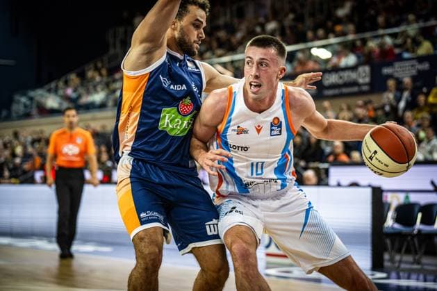 Rostock, Deutschland 19. Oktober 2025: 1.BBL - 2025 2026 - Rostock Seawolves vs. Science City Jena Im Bild: v.li. Elias Baggette (ROSTOCK SEAWOLVES) und Joe Wieskamp (Science City Jena) Copyright: xFotostandx xVoelkerx