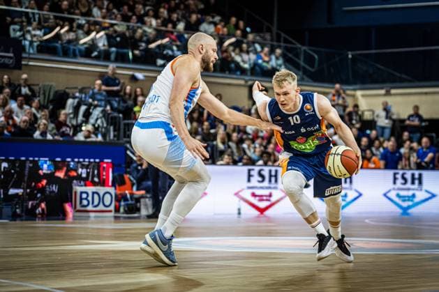 Rostock, Deutschland 19. Oktober 2025: 1.BBL - 2025 2026 - Rostock Seawolves vs. Science City Jena Im Bild: v.li. Robin Christen (Science City Jena) und Lukasz Kolenda (ROSTOCK SEAWOLVES) Copyright: xFotostandx xVoelkerx