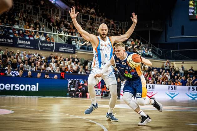 Rostock, Deutschland 19. Oktober 2025: 1.BBL - 2025 2026 - Rostock Seawolves vs. Science City Jena Im Bild: v. li. im Zweikampf Robin Christen (Science City Jena) und Lukasz Kolenda (ROSTOCK SEAWOLVES) Copyright: xFotostandx xVoelkerx