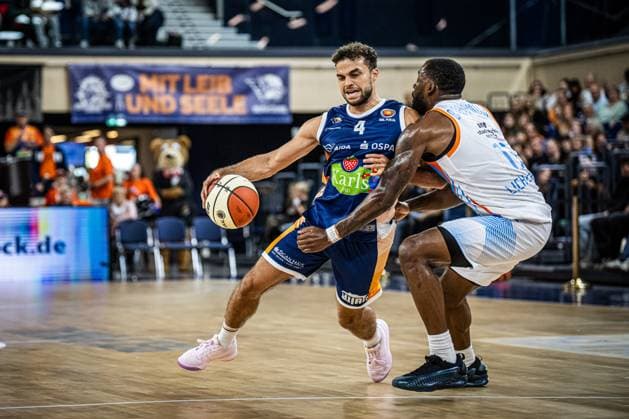 Rostock, Deutschland 19. Oktober 2025: 1.BBL - 2025 2026 - Rostock Seawolves vs. Science City Jena Im Bild: v. li. im Zweikampf Elias Baggette (ROSTOCK SEAWOLVES) und Naz Bohannon (Science City Jena) Copyright: xFotostandx xVoelkerx